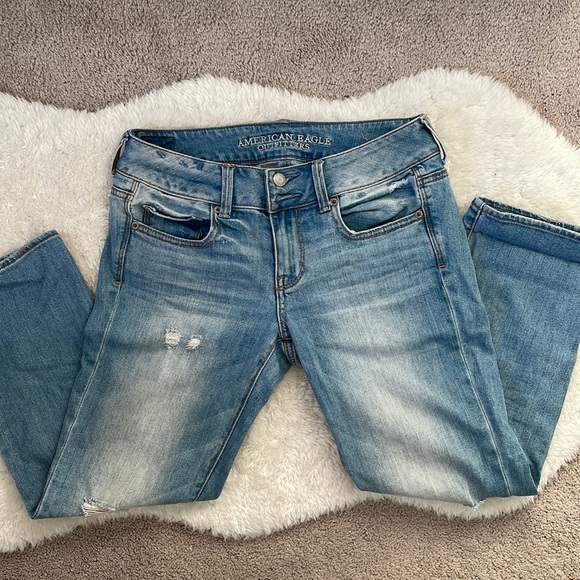 American Eagle Outfitters Denim - American Eagle artist crop stretch jeans size 4 light wash distressed